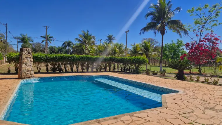 Piscina com cascata de pedra